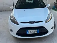 Usata Ford Fiesta 97 CV (71 kW) 2012 Bianco Berlina