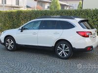 Usado Subaru Outback Premium 175 CV (128 kW) 2018 Blanco Familiar