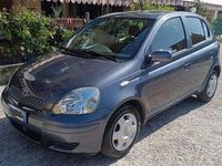 Usata Toyota Yaris Sol 68 CV (50 kW) 2004 Grigio Berlina
