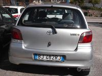 Usata Toyota Yaris Sol 86 CV (63 kW) 2000 Grigio Berlina