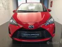 Usata Toyota Yaris Cool 69 CV (50 kW) 2017 Rosso Berlina