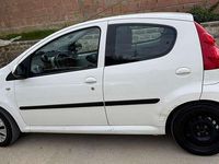 Usata Peugeot 107 Access 68 CV (50 kW) 2010 Bianco Utilitaria