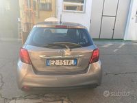 Usata Toyota Yaris Active 69 CV (50 kW) 2015 Grigio Berlina