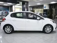 Gebraucht Peugeot 208 Active 82 PS (60 kW) 2017 Weiß Kleinwagen