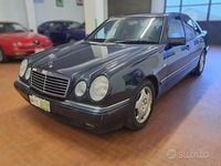Usata Mercedes E200 Avantgarde 136 CV (100 kW) 1996 Blu Berlina