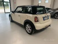 Usata Mini Cooper D 112 CV (82 kW) 2011 Bianco Utilitaria