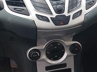 Usata Ford Fiesta 70 CV (51 kW) 2011 Bianco Utilitaria