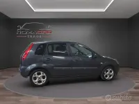 Usata Ford Fiesta Titanium 68 CV (50 kW) 2006 Bluazzurro Utilitaria