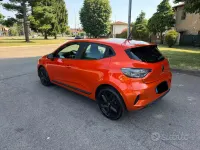Usata Renault Clio V 67 CV (49 kW) 2024 Arancione Berlina