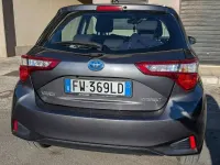 Usata Toyota Yaris Hybrid Cool 73 CV (53 kW) 2019 Argento Berlina