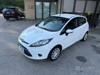 Usata Ford Fiesta 97 CV (71 kW) 2011 Bianco Berlina