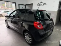 Usado Renault Clio II Dynamique 75 CV (55 kW) 2007 Negro Berlina