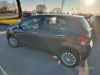 Usata Toyota Yaris 69 CV (50 kW) 2010 Grigio Utilitaria