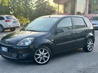 Usata Ford Fiesta 90 CV (66 kW) 2006 Nero Utilitaria