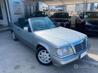 Usata Mercedes E200 136 CV (100 kW) 1994 Nero Cabrio