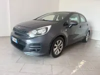 Usado Kia Rio 84 CV (61 kW) 2016 Gris Utilitario
