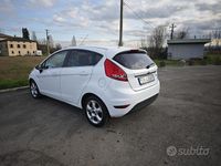 Usata Ford Fiesta 97 CV (71 kW) 2011 Bianco Utilitaria