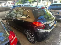 Usata Peugeot 208 Allure 82 CV (60 kW) 2016 Nero Utilitaria