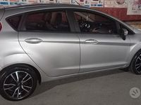 Usata Ford Fiesta 75 CV (55 kW) 2014 Grigio Utilitaria