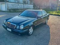 Usata Mercedes E200 Avantgarde 136 CV (100 kW) 1996 Nero Berlina