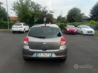 Usata Renault Clio II Luxe 75 CV (55 kW) 2010 Grigio Berlina