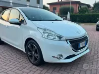 Usata Peugeot 208 Allure 75 CV (55 kW) 2015 Bianco Utilitaria