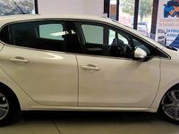 Usata Peugeot 208 Allure 82 CV (60 kW) 2015 Bianco Utilitaria
