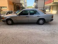 Usata Mercedes E200 136 CV (100 kW) 1993 Grigio Berlina