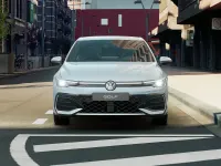 Nuova VW Golf VIII R-line Plus 150 CV (110 kW) 2026 Crystal ice blue metallizzato Berlina