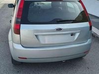 Usata Ford Fiesta Ghia 69 CV (50 kW) 2004 Grigio Utilitaria