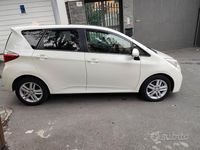 Usata Toyota Verso-S 99 CV (72 kW) 2012 Bianco Monovolume
