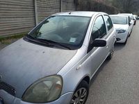 Usata Toyota Yaris Sol 68 CV (50 kW) 1999 Argento Berlina