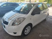 Usata Toyota Yaris Sol 69 CV (50 kW) 2011 Bianco Utilitaria