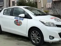 Usata Toyota Yaris 70 CV (51 kW) 2014 Bianco Utilitaria