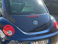 Usata VW New Beetle 105 CV (77 kW) 2009 Blu Utilitaria