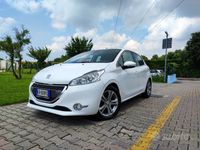 Usata Peugeot 208 Allure 68 CV (50 kW) 2013 Bianco Utilitaria