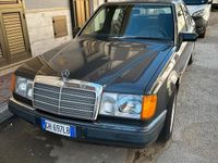 Usata Mercedes E200 122 CV (89 kW) 1991 Nero Berlina
