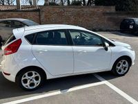 Usata Ford Fiesta 71 CV (52 kW) 2012 Bianco Utilitaria