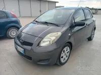 Usata Toyota Yaris 90 CV (66 kW) 2010 Grigio Utilitaria