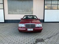Usado Mercedes E200 136 CV (100 kW) 1994 Púrpura Descapotable