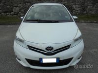 Usata Toyota Yaris Lounge 90 CV (66 kW) 2014 Bianco Utilitaria