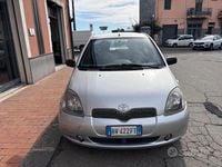 Usata Toyota Yaris 86 CV (63 kW) 2001 Grigio Berlina