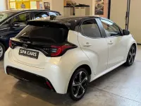Usata Toyota Yaris Hybrid Lounge 92 CV (67 kW) 2024 Bianco Berlina