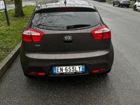 Usata Kia Rio 85 CV (62 kW) 2012 Marrone Berlina