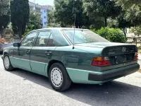 Usata Mercedes E200 Elegance 122 CV (89 kW) 1991 Verde Berlina