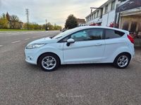Usata Ford Fiesta Titanium 82 CV (60 kW) 2012 Bianco Utilitaria