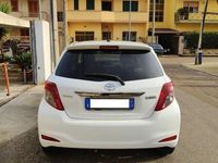 Usata Toyota Yaris Lounge 99 CV (72 kW) 2012 Bianco Utilitaria