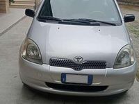 Usata Toyota Yaris 68 CV (50 kW) 2002 Argento Berlina