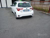 Usata Toyota Yaris Hybrid 73 CV (53 kW) 2017 Bianco Utilitaria