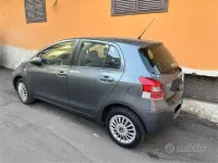 Usata Toyota Yaris 69 CV (50 kW) 2011 Grigio Utilitaria